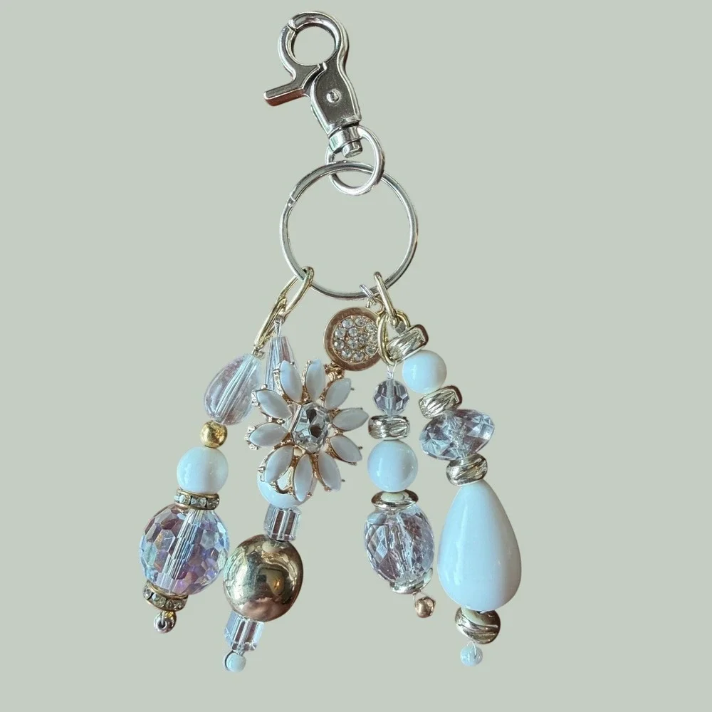 White Daisy Beaded Bag Charm Keychain Gold Tone Crystal Flower Accessory 6 Inch